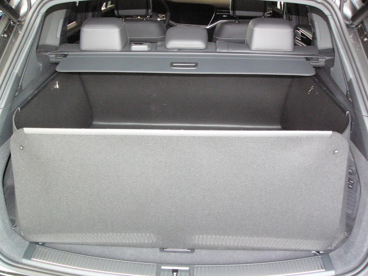 Mit hochgeklapptem Stoßstangenschutz bekommen Sie eine wasserdichte Wanne, der vor der  Heckklappe Ihres  VW Touareg wie ein Schutzschild steht und sie vor Verschmutzung und Beschädigung schützt, falls ungesicherte Gegenstände entgegengeschleudert werden.