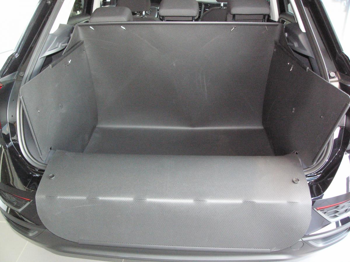 Aus einer Kofferraummatte entfalten Sie blitzschnell Ihre Kofferraumwanne mit hohen Seiten und Stoßstangenschutz. Beim Beladen kann Ihrem T-Roc nichts mehr passieren.