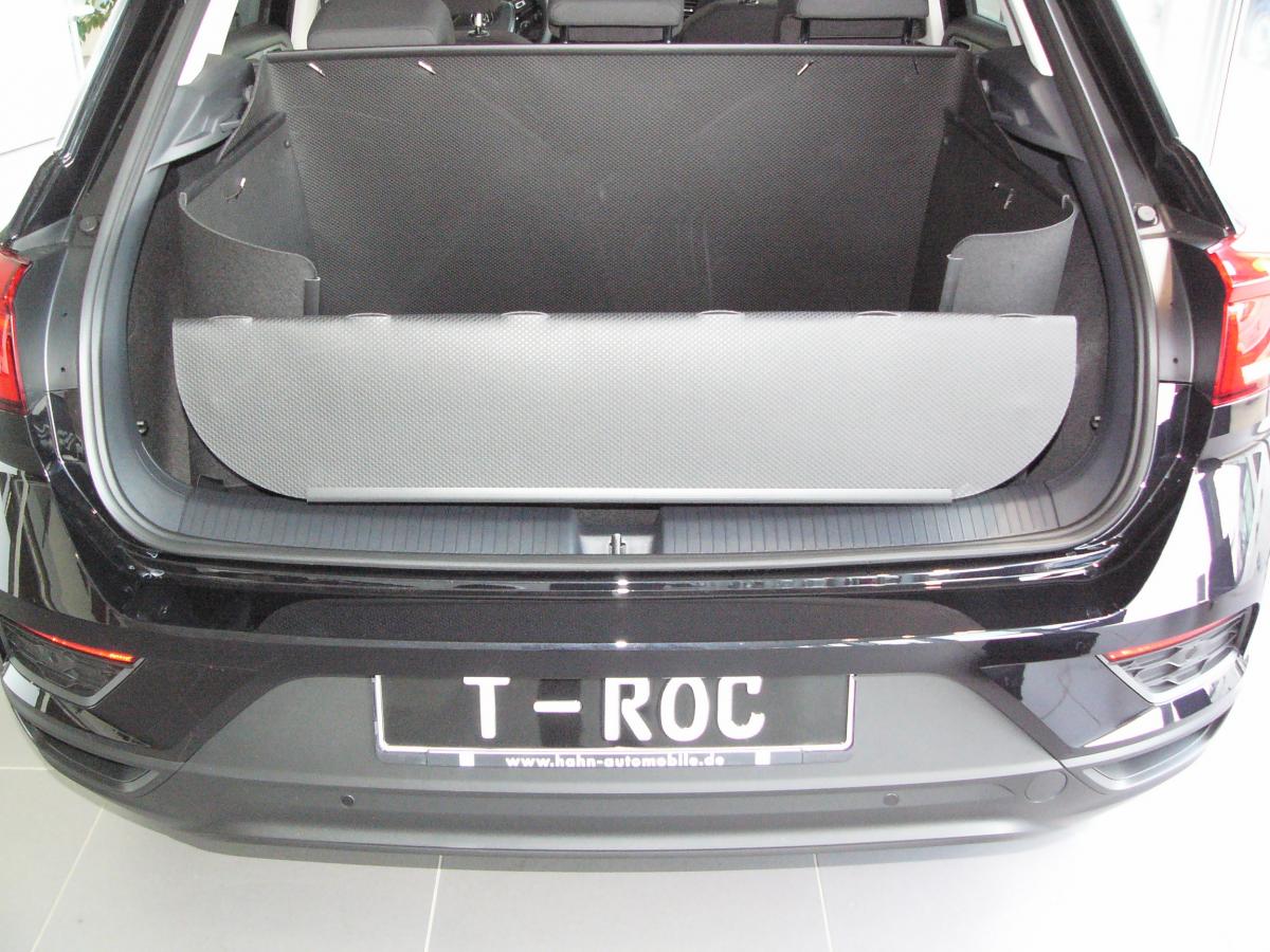 Stellen Sie den Stoßstangenschutz hoch, lassen Sie die starken Magnete zuschnappen und falten Sie ihn auf die Hälfe, so haben Sie einen verlässlichen Schutz vor der Heckklappe Ihres VW T-ROC.