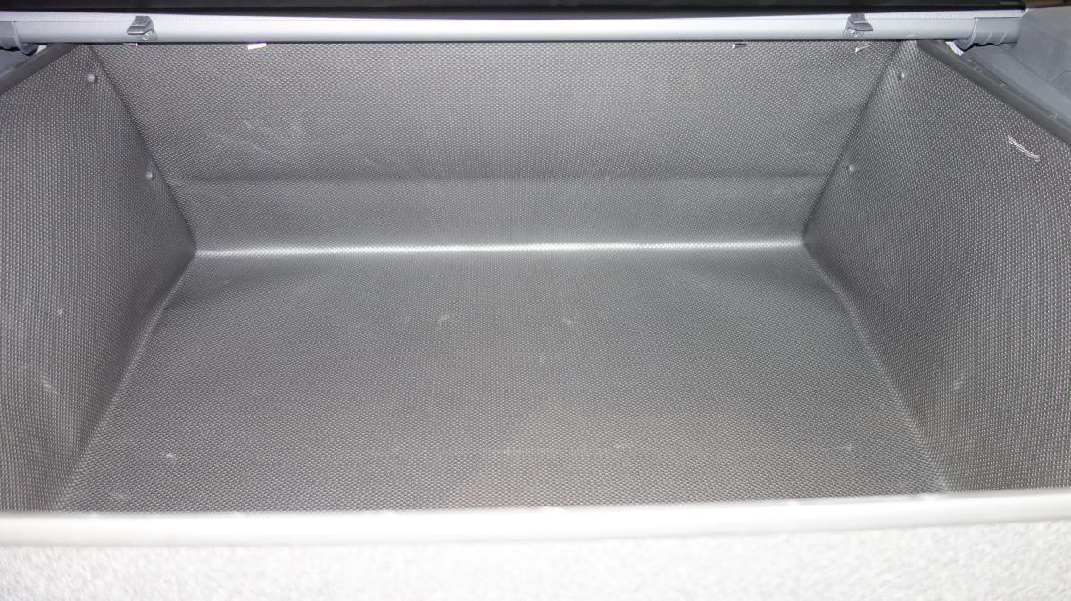 Touareg Rückbank hinten. Kofferraumschutz selbststehend ohne Verbindung mit dem Fahrzeug und maximale Nutzung des Raumes.