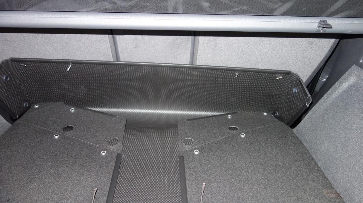 Pos 2: Rückbank vorschieben, die Kofferraumwanne ausfalten und wieder aufstellen, und Sie haben eine vergrößerte Wanne mit Rundumschutz.