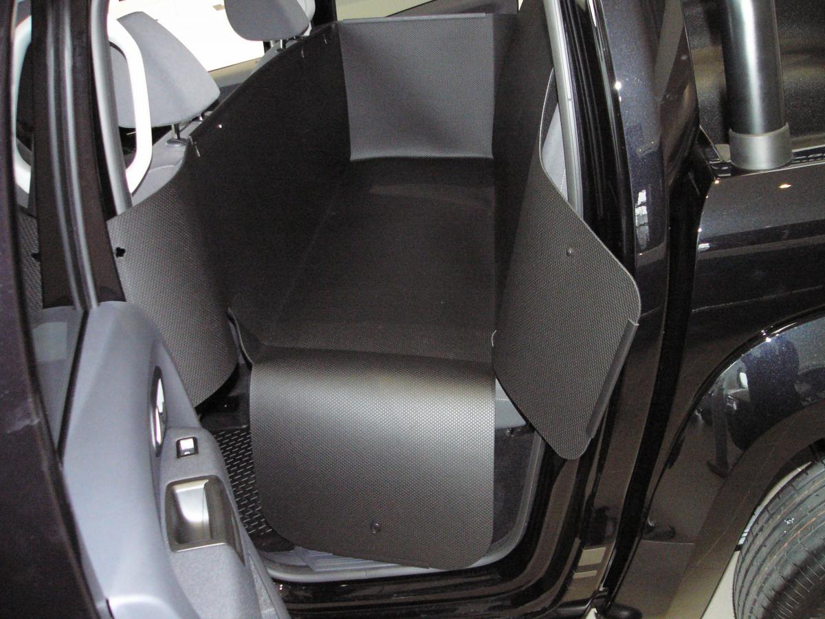 VW Amaroks Schutz ist auch während des Auff- und Abspringen des Hundes voll gewährleistet