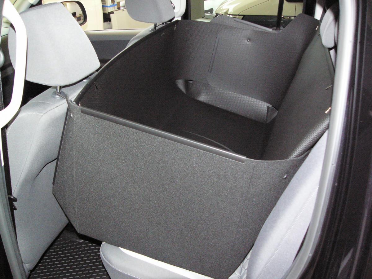 Die Wand gegenüber dem Einstieg ist stabil und schützt die Tür vor jeder Verschmutzung und Beschädigung.