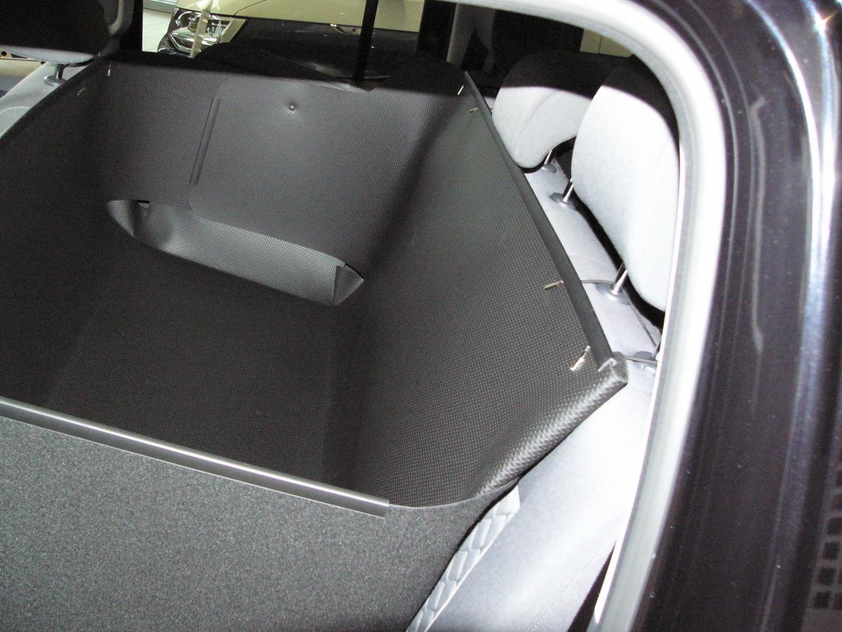 Die Rückenlehne Ihres Amarok wird vom Sitz bis zu den Kopfstützen und von Tür zu Tür geschützt