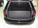Wird der Stoßstangenschutz hochgeklappt, entsteht eine wasserdichte Kofferraumwanne incl. des Schutzes für die Heckklappe des Fahrzeugs.